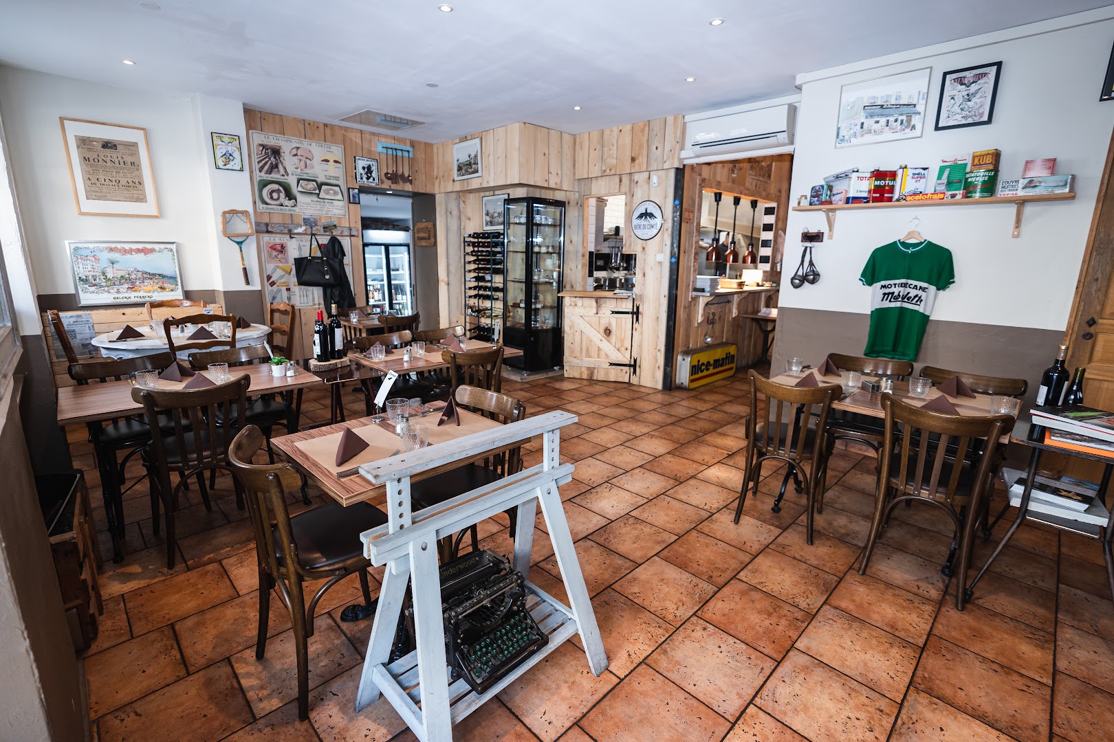 La salle de La Ratapignata avec ses tables en bois et son comptoir