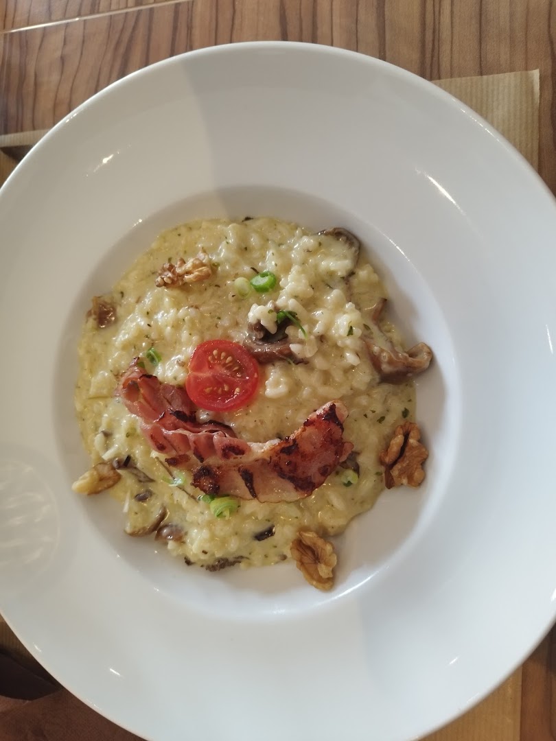 Une assiette crémeuse garnie de lard et de noix