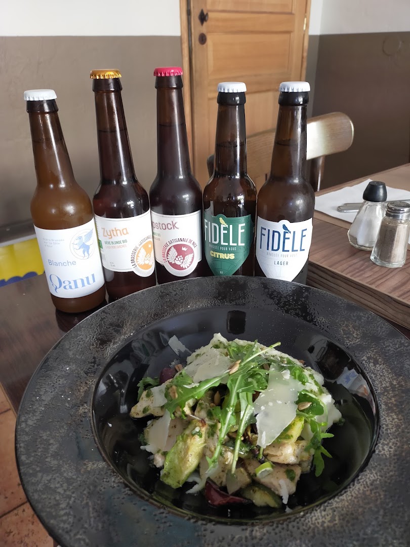 Une salade accompagnée de cinq bouteilles de bière