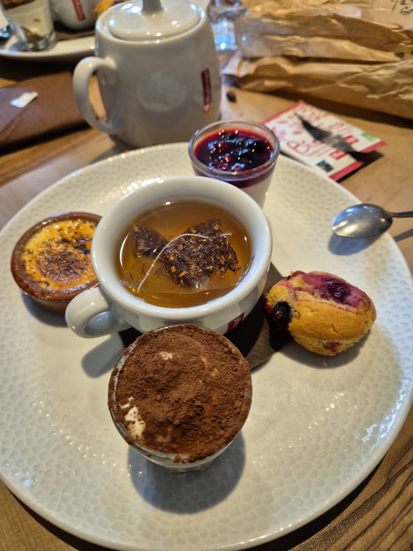 Une tasse entourée de plusieurs petits desserts
